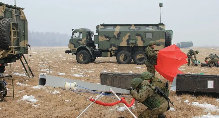 俄軍的RB-341V里爾-3，工作頻率在935-1785MHz，主要用於對使用手機、GSM 900或GSM 1800的用戶進行追蹤和定位，隨後進行干擾或發送資訊，因此也具備心理作戰(PSYOP)的能力。該系統可和攜帶電子戰模塊的鷹(Orlan)-10無人機搭配使用，通過後者提升運作範圍；雖然做為小型無人機，鷹-10只能攜帶功率10W的干擾器，但最遠120公里的作戰半徑和最大150公里的速度可以很好的彌補車載電戰設備有效距離受地形與地平線限制的問題。影像中的俄軍士兵便是在架設鷹-10無人機的發射滑軌。