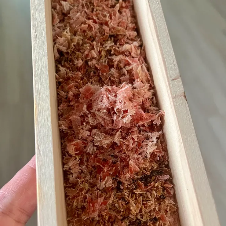 用之前在沖繩買的柴魚塊,搭配花蓮買的刨刀,現削的柴魚花很棒,可惜我技術不夠,削不出漂亮的薄片