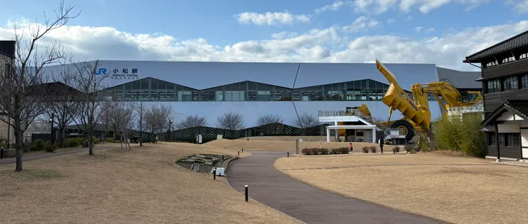 小松機械就位於JR小松站的旁邊，交通上十分方便。