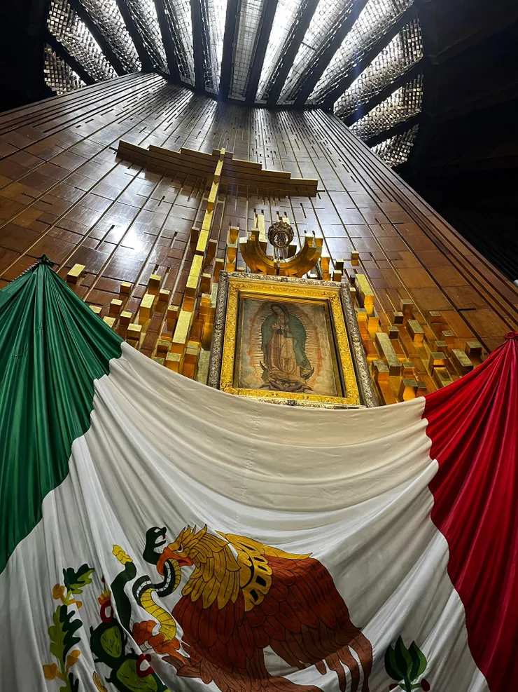 掛在國旗上的是Guadalupe聖母顯靈的斗篷布