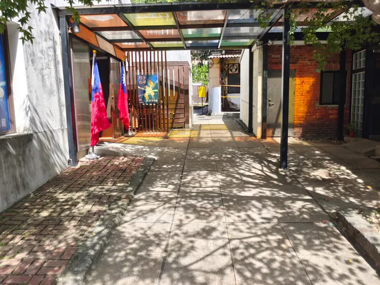 洋行與驛站之間有著漂亮的樹影，這棵楓樹在深秋轉紅時，常成為路人注目的焦點。