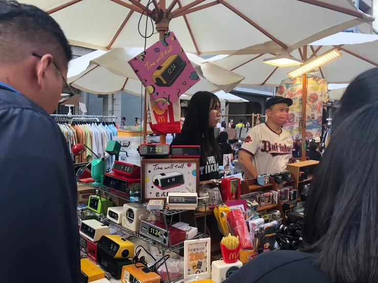 跟立珍、冠勳、明輝、吐司一起去萬聖節市集，很尷尬哈哈