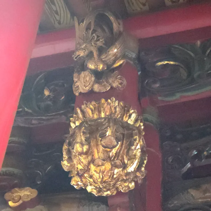 呈現出較為寫意的植物紋樣，線條流暢且具動態感。