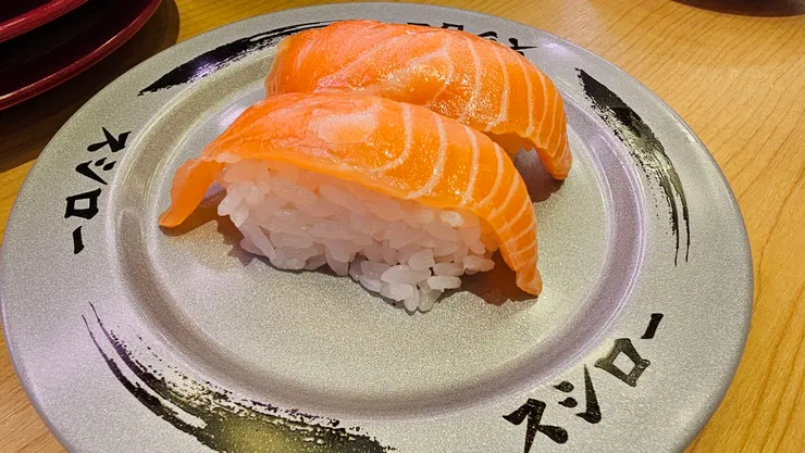 這是壽司郎單價比較高的鮭魚握壽司!