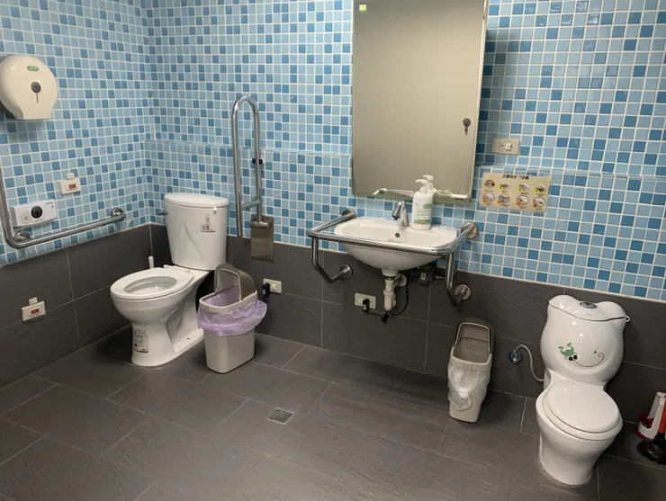 入口處右邊是親自廁所，也有尿布台。