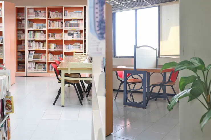 鹽埕分館 / 漫畫圖書第二區座位和靠窗區座位。