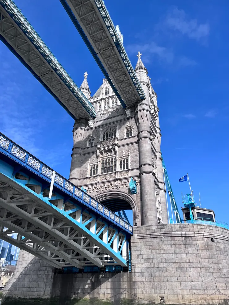 可以從這個角度看倫敦塔橋，也是還滿特別的！