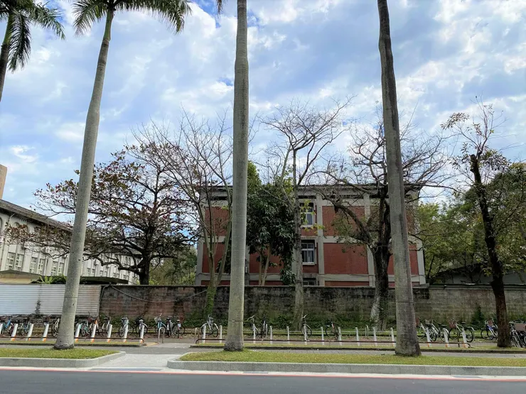 位於小椰林道上的女九舍