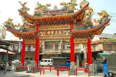 莊嚴牌樓及寬闊的廟埕（圖片截圖於網路）