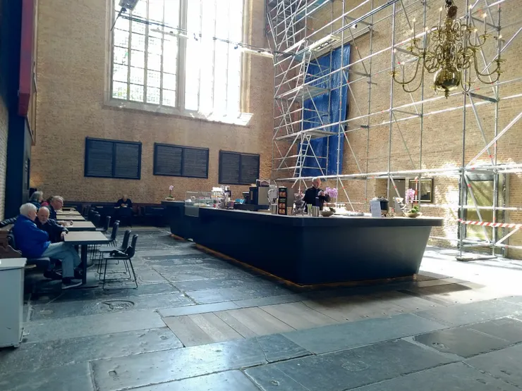 內部有個咖啡廳,旁邊正在維修中