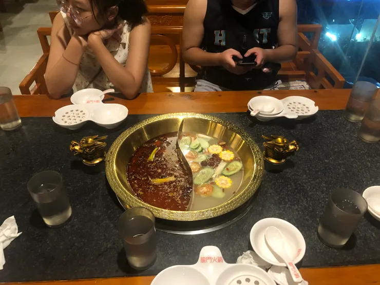 回去沖個澡後去吃龍門火鍋🍲，因為我們非常想念台灣的食物（幸福）