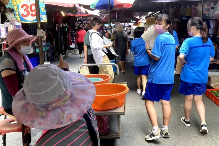 系列課程中的「重返二林庄」,即為讓學生走進生活場域的重要過程。