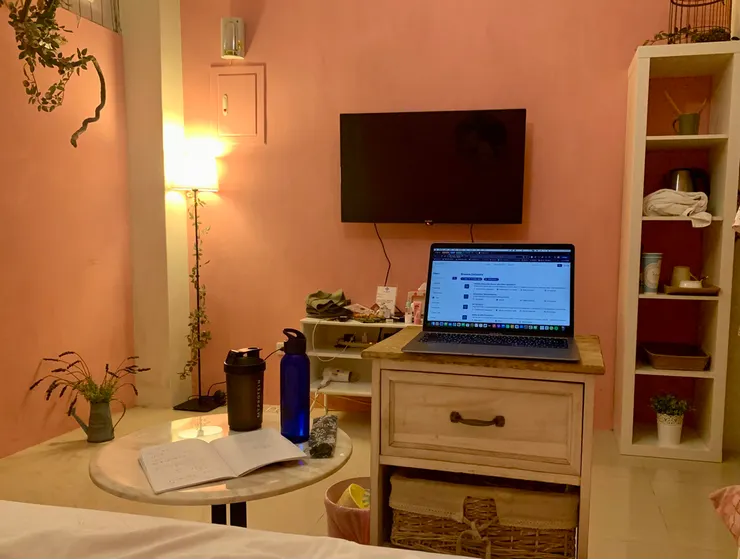 第二間民宿沒有梳妝台，就用小櫃子湊合著當工作桌用。