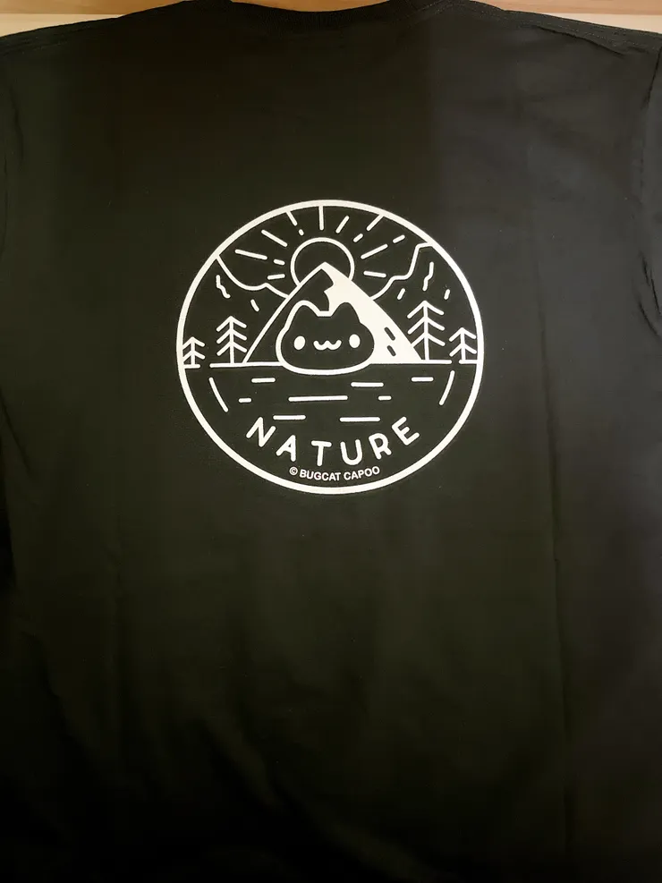 （黑色衣服的背面）