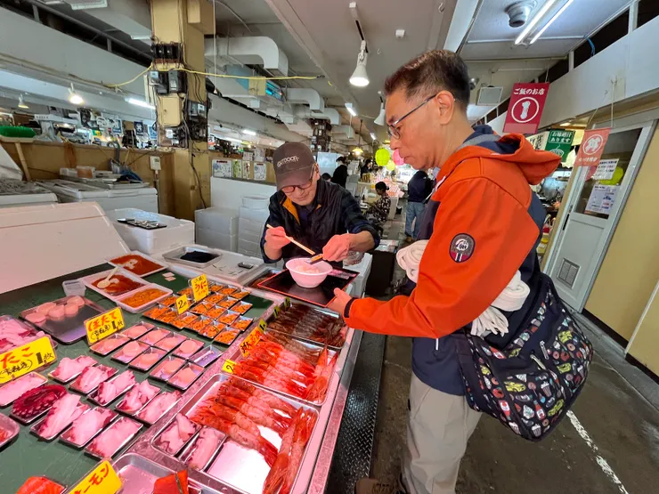 青森魚菜市場吃丼飯，買餐券到各攤商選配料。