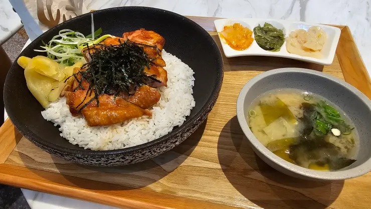 台北漢來大飯店的照燒雞腿飯是用我最愛的泰國長米!超好吃!