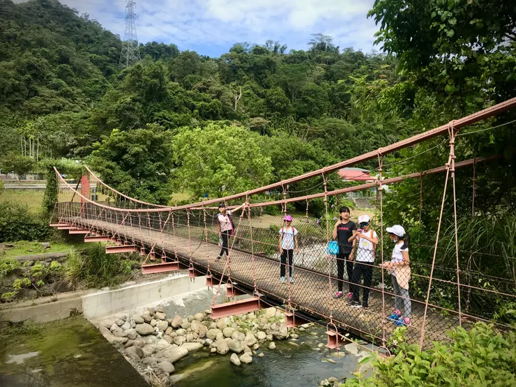 走過獅潭川上的吊橋