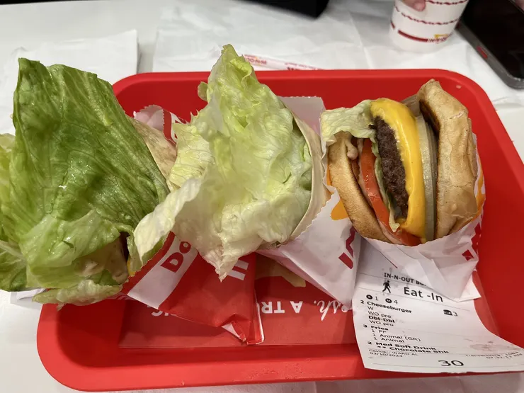 左邊是生菜漢堡 (protein style)，右邊是一般漢堡