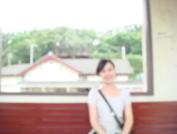 2012年的我，自己幫自己拍照，雖然沒有對焦，但感覺得出來我是很開心的喔!