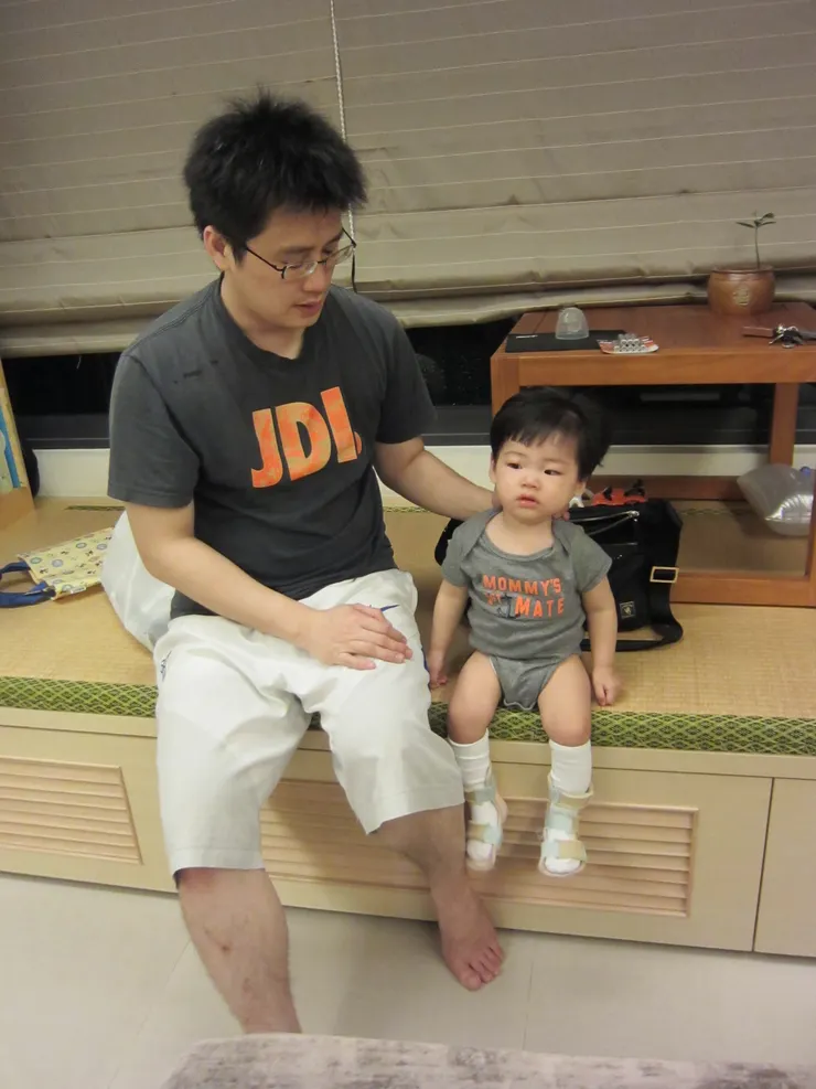 爸爸讓祐祐練習坐~快滿一歲的祐因為極重度腦傷不會自己獨坐。20120518生日前一周