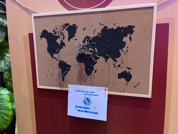 這個地圖的idea真是太棒了! 讓參加者用極細的圖釘標示自己的國家。從地圖上可以看出來參加者真的是世界各地，但主要還是集中在歐洲，亞州如此之少!