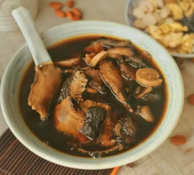 一般認為四物湯僅女性會喝,其實男性也能喝,能補血、活血工作更有精神。