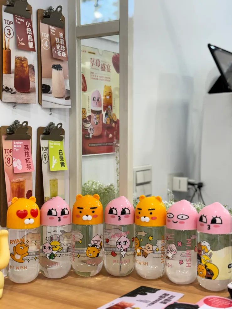 櫃台一整套的空瓶，看著好療癒啊!