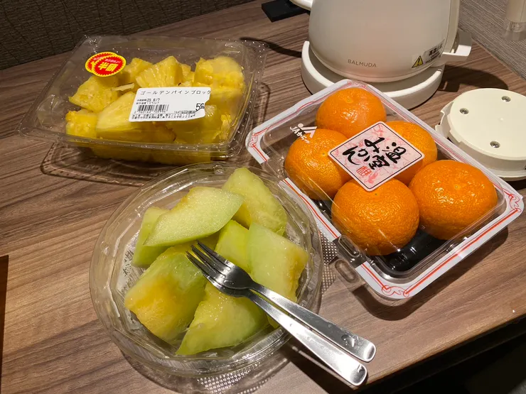 這天早一點回飯店，吃吃附近超市買的水果，甜！