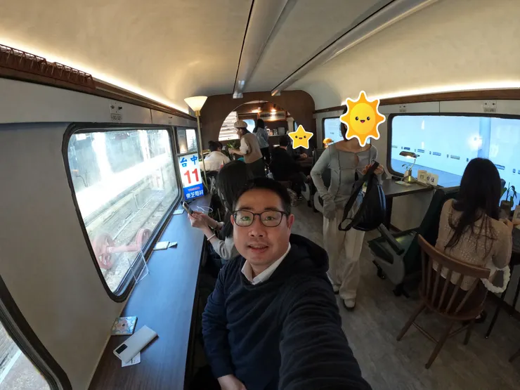 這是在台中自強號網美咖啡廳的我!