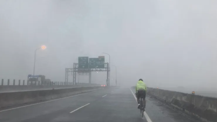 在暴雨中的公路上只能奮力獨騎