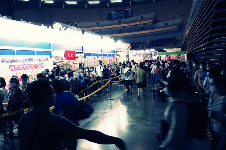 動漫展人山人海，裡面擠滿人，所有熱門展區都要排隊甚至排到展區外面了，完全就是我討厭的典型，人多又擠又要排隊，我是真的沒預料到我會連續來三天。