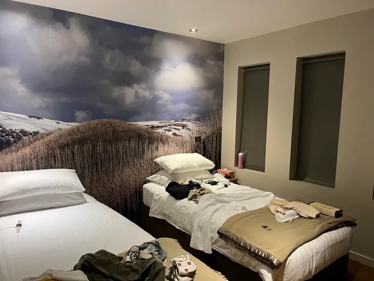 我們兩個人住一間，總共有兩間。而且都是單人床不是上下舖！睡的超舒適