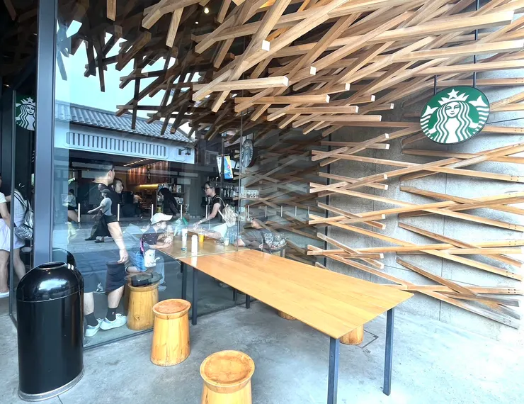 Starbucks outdoor seats