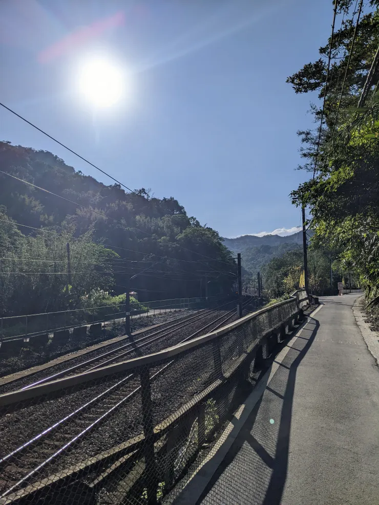 沿著鐵道走就會到囉