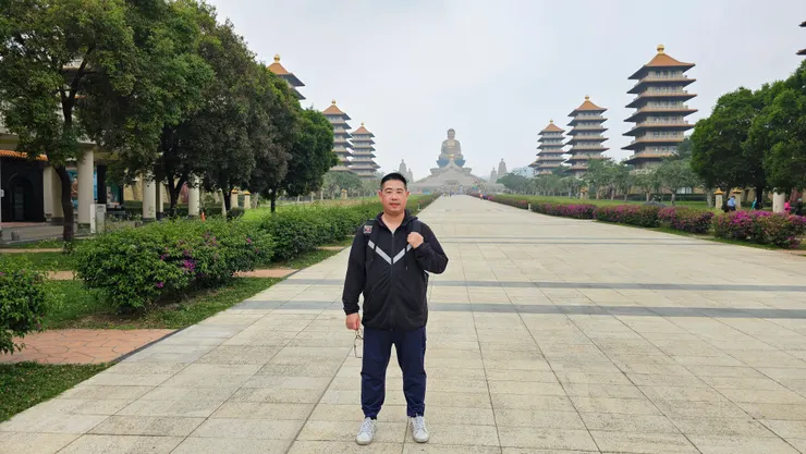 我在佛光山佛陀紀念館!我身後是八塔!星雲大師說過有佛法就有辦法!