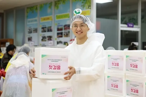 新天地多馬枝派第116期結業生將辛奇裝箱，準備進行分送。