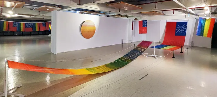 積吶虹光，〈虹橋〉，2019年，壓克力顏料、紙，595X59 cm。彩虹仿彿是大自然的一幅傑作，一抹明亮的色彩，一道神秘的奇蹟，它如同一道精美的彩橋，連接著天空與大地將整個世界染上了一片繽紛的色彩。