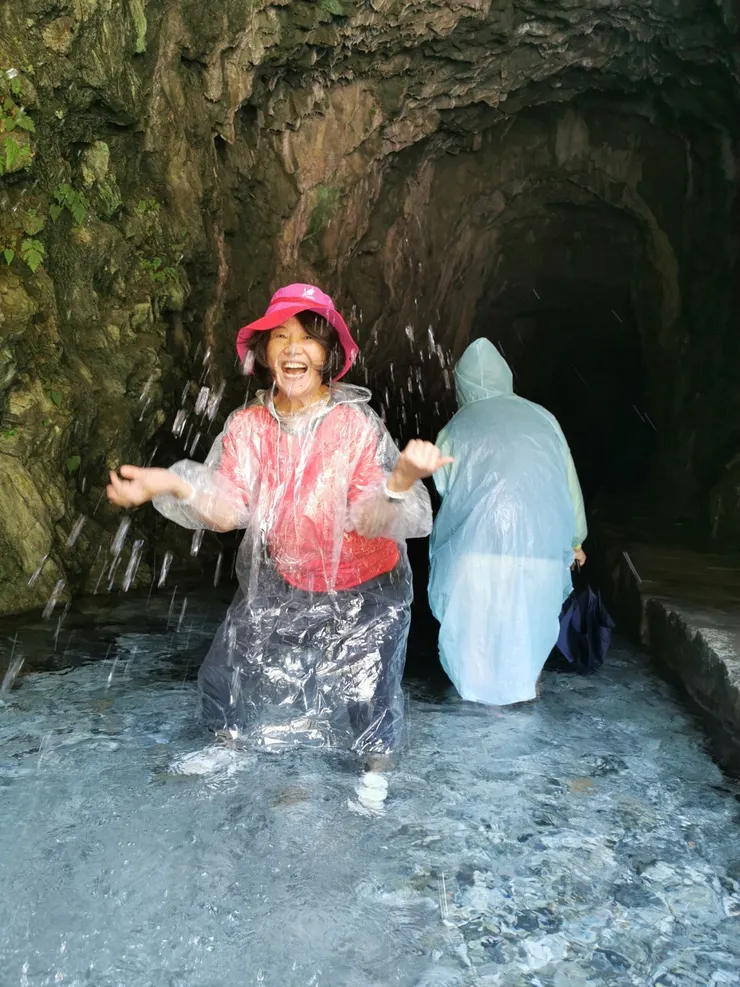 【讀過西遊記豈能不到水濂洞，穿雨衣打赤腳儼如童稚嬉喊。經常大笑，最放得開的爾祥！3/23介華攝。】