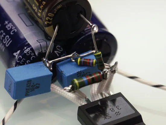 最後焊上迴授線路對地的 R2, R2 另一端接迴授電容