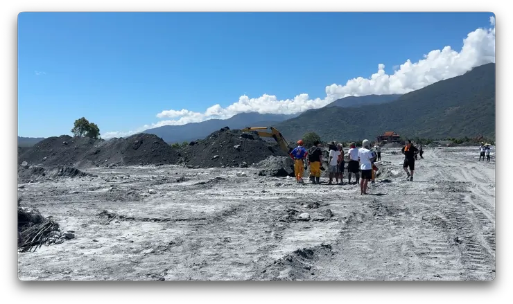 河床段的救災人員與親屬