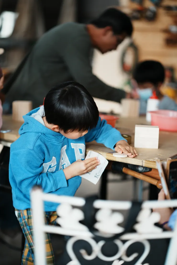 修飾階段使用砂紙將邊角磨平。