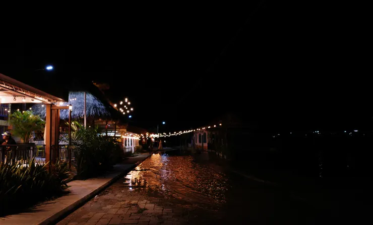 被湖水遮蓋了一半的主要道路。