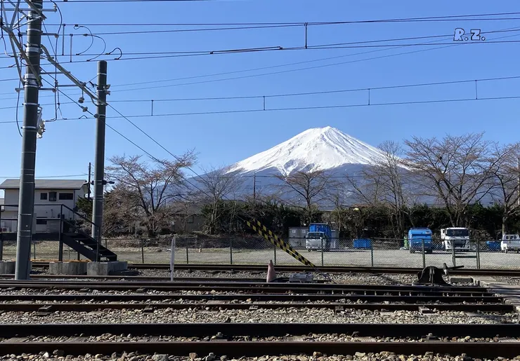 在河口湖火車站月台看富士山 ([陳傳義]拍攝)
