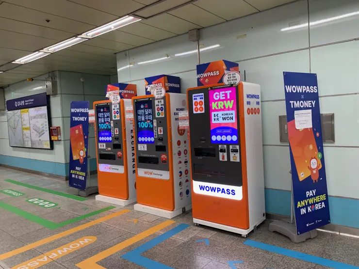 金浦機場出關後，走到地鐵的順路上，就有3台WowPass機。