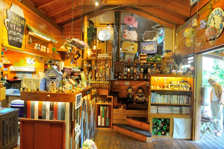 【要多老看到橄欖樹就聯想齊豫，餐廳風格照亮眼睛口味也可以。看到橄欖樹，就聯想齊豫，透露了我們的年齡。】