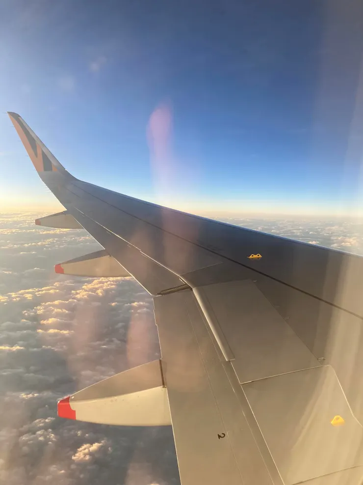 隔壁的少年仔一直拍不停，害我也跟著拍了一張。坐窗邊的明明是我ㄜ