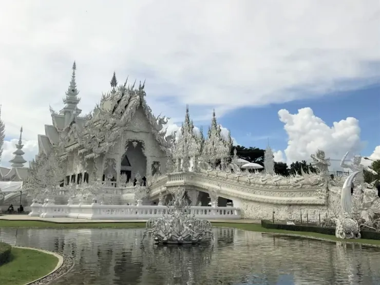 整個白廟隨處可見白色雕飾