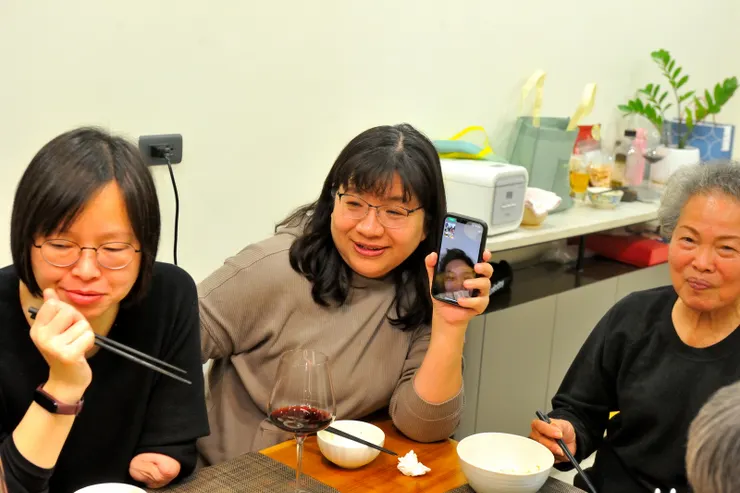 【年夜飯發紅包視訊直播天涯咫尺！麗玉持手機與芷湄視訊。】