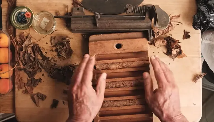 裁切後放入，並放置定型一段時間