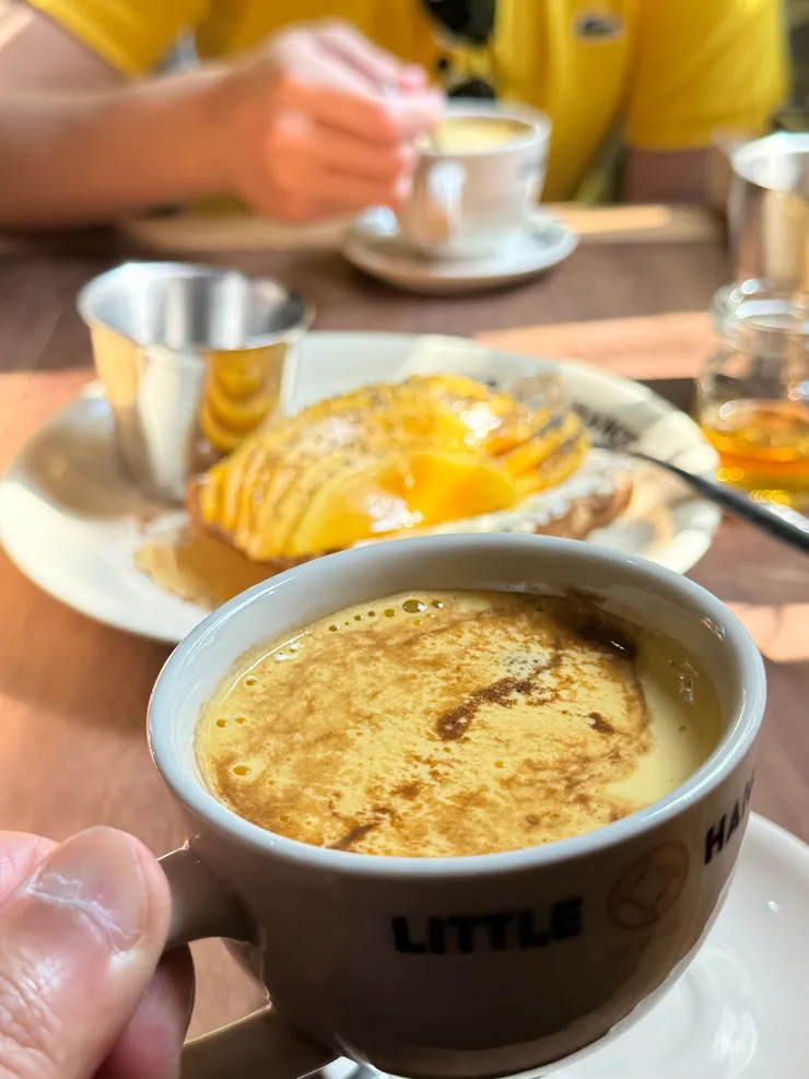 蛋咖啡，就是濃縮咖啡上面淋上布丁液